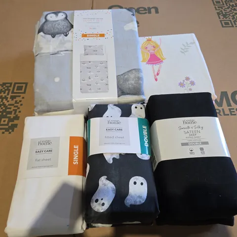 BOX OF APPROXIMATELY 12 ASSORTED BEDDING AND SOFT FURNISHING  ITEMS TO INCLUDE - FLAT SHEET SINGLE , SATEEN DEEP FITTED SHEET , DUVET SET SINGLE ETC