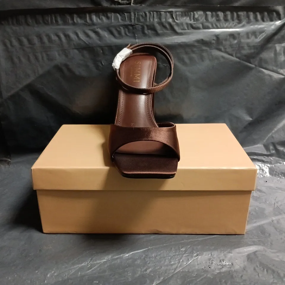 BOXED PAIR OF SIMMI LONDON OPEN TOE BLOCK HEEL SANDALS IN CHOCOLATE SIZE UK 6