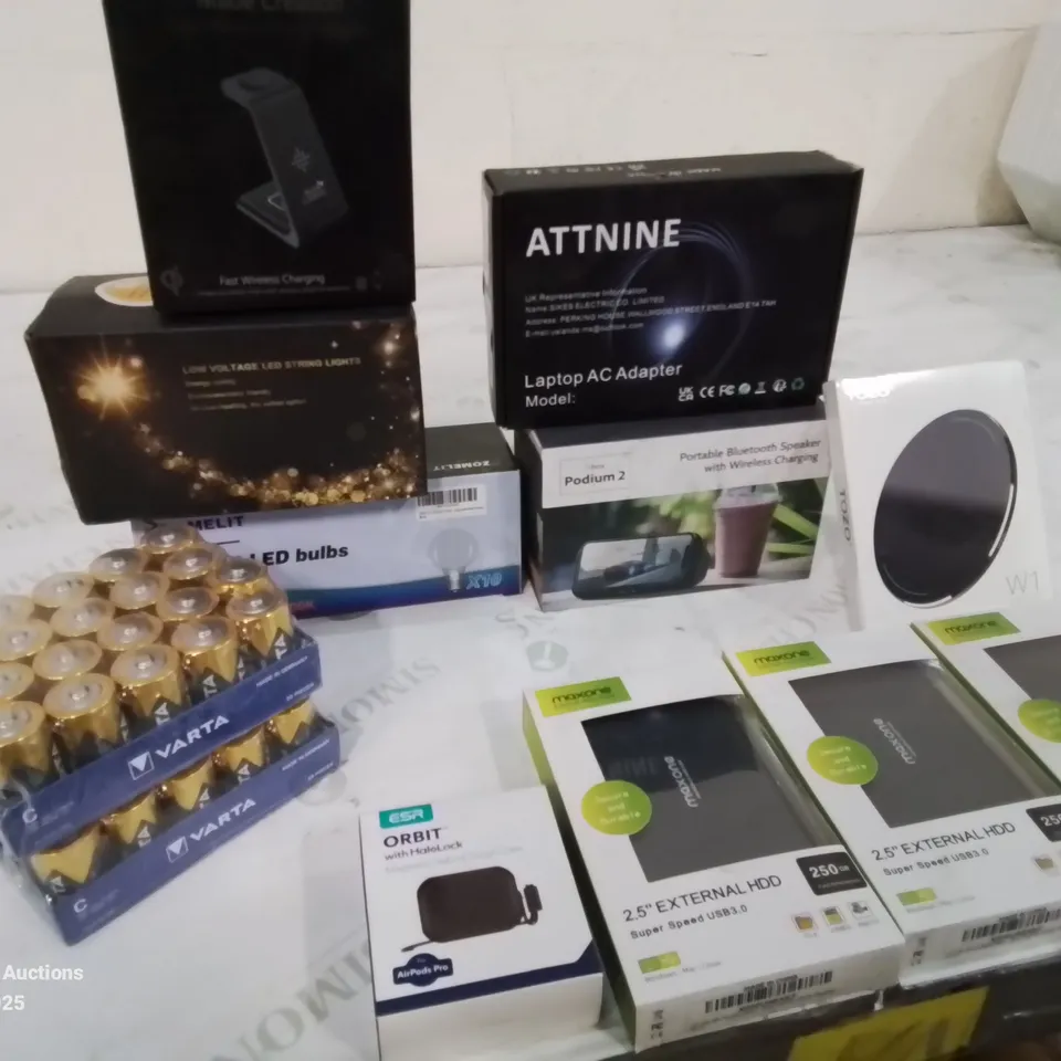 BOX CONTAINING LARGE AMOUNT OF BOXED ELECTRICAL ITEMS TO INCLUDE: PHONE CASES, BATTERIES, WIRELESS CHARGING STANDS ETC.