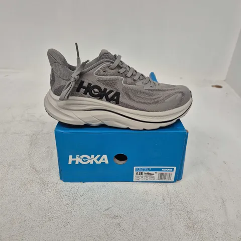 BOXED PAIR OF HOKA W CLIFTON 10 TRAINERS IN GREY - UK 5