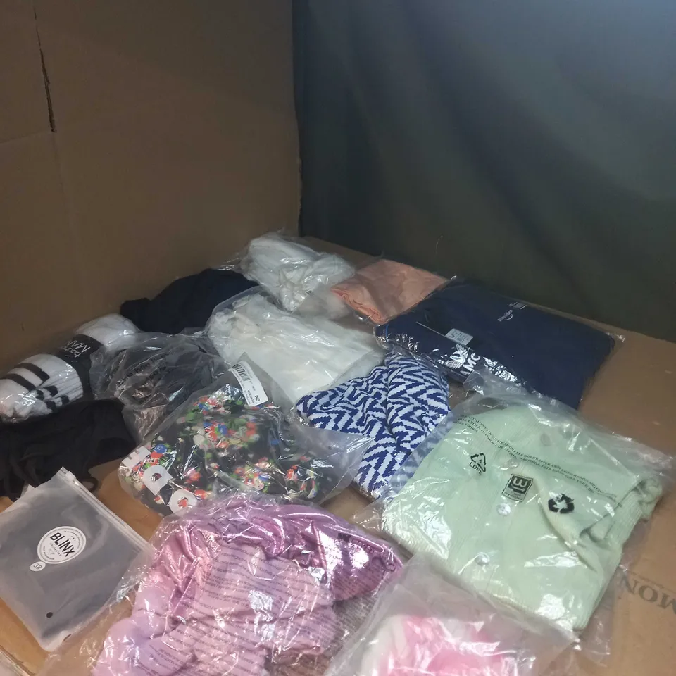 LOT OF APPROX 20 ASSORTED CLOTHING ITEMS TO INCLUDE JUMPERS, SOCKS AND T-SHIRTS