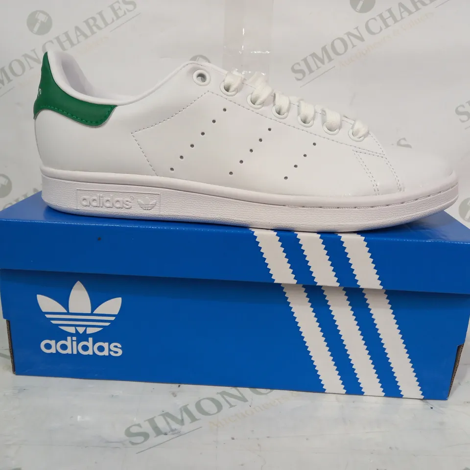 BOXED PAIR OF ADIDAS STAN SMITH SHOES IN WHITE/GREEN UK SIZE 6