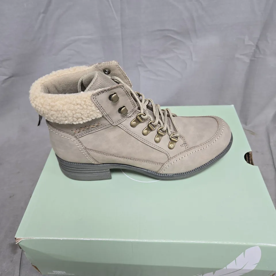FREE SPIRIT BEIGE HIKING BOOTS WITH SHEARLING LINING – PAIR, UNBRANDED SIZE 6