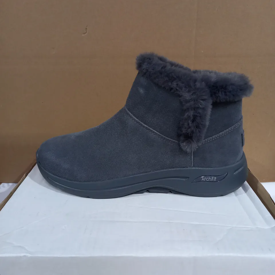 SKECHERS ARCHFIT JOY CHUGGA BOOTS CHARCOAL SIZE 5