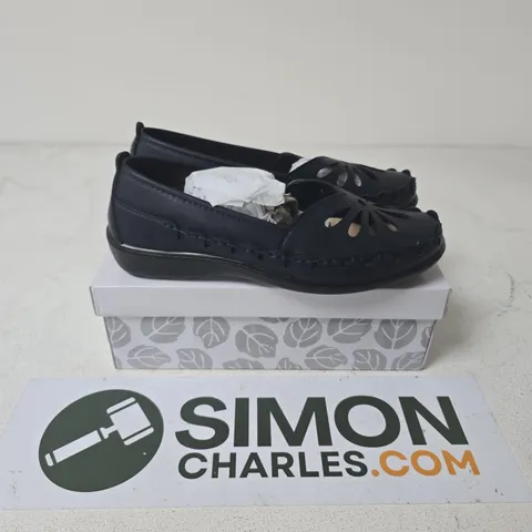BOXED PAIR OF SHOETREE PALMA SHOES IN NAVY - UK 8