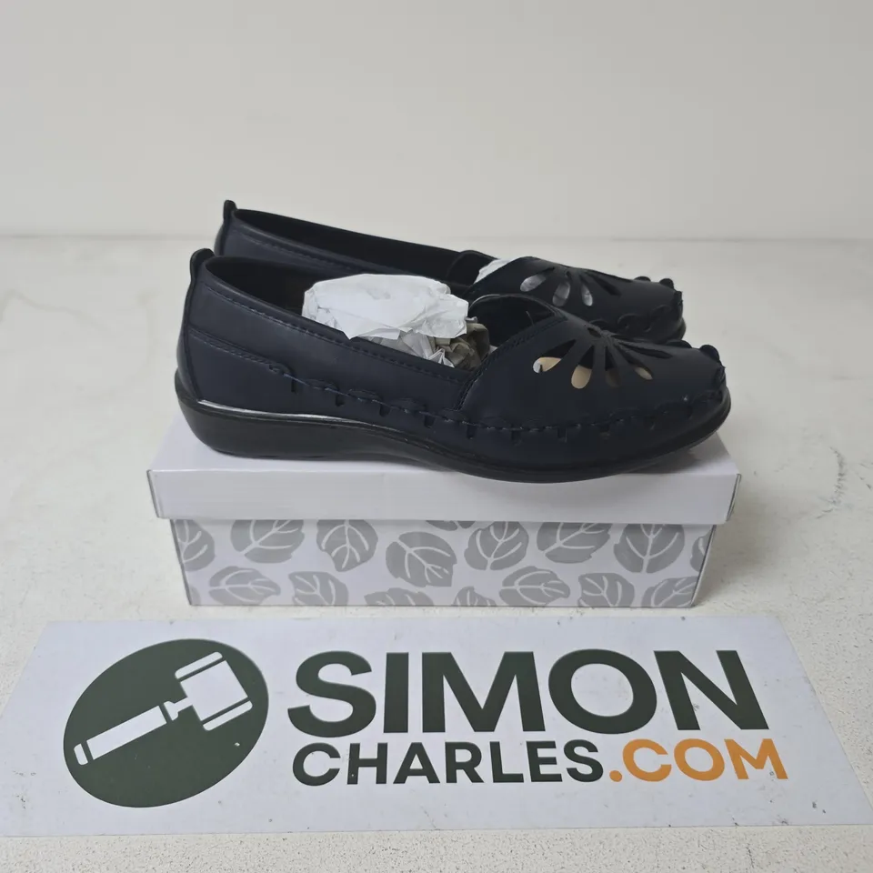 BOXED PAIR OF SHOETREE PALMA SHOES IN NAVY - UK 8