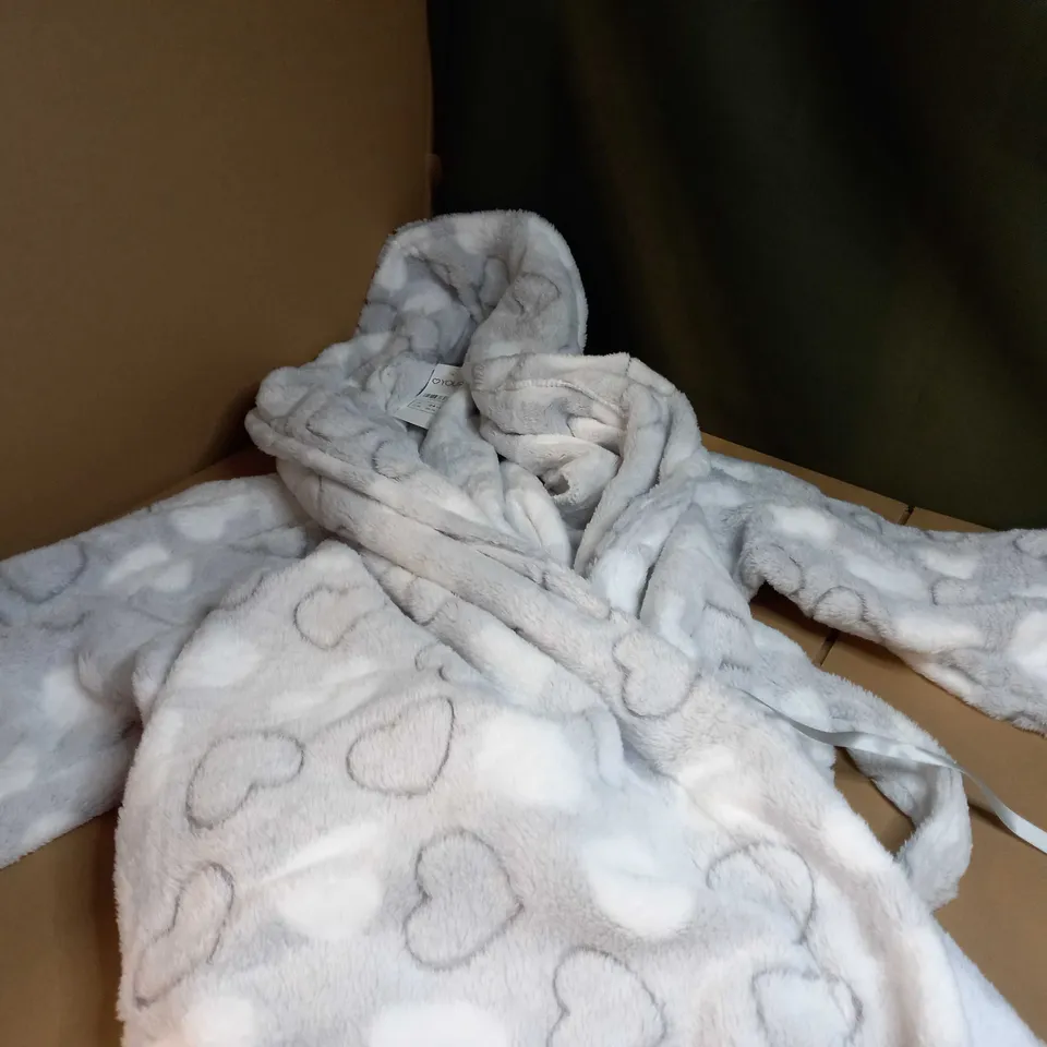 YOURS LIGHT GREY/WHITE HEART FLUFFY DRESSING GOWN - SIZE 26/28