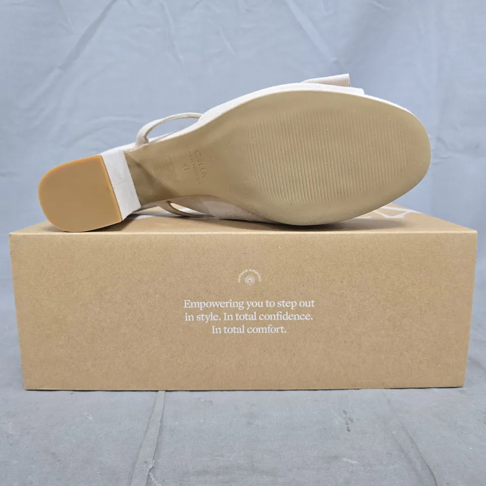 BOXED PAIR OF CALLA DAISY PEEP TOE BLOCK HEEL SANDALS IN TAUPE SUEDE SIZE EU 41