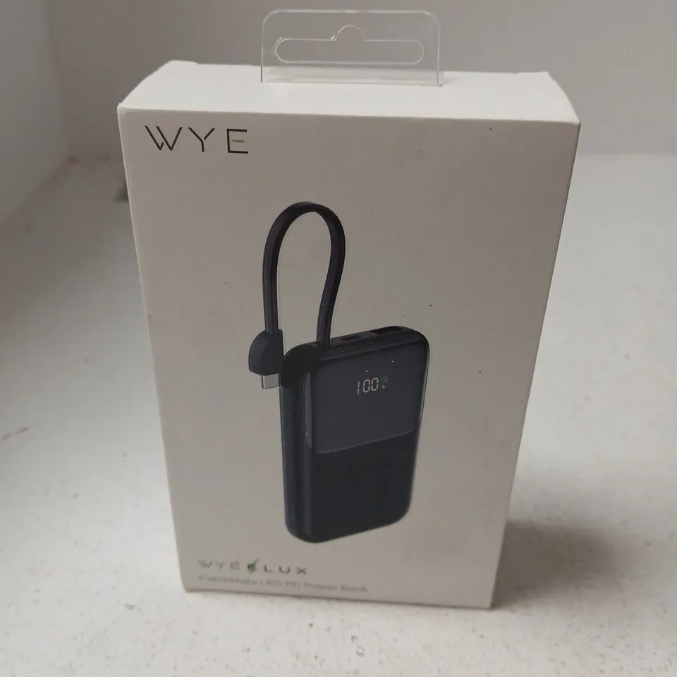 APPROXIMATELY 15 ASSORTED ITEMS INCLUDING P15 MINI GRIP QUADRIPOD , MINUTEONE SCREEN PROTECTOR AND WYE FLUX POWER BANK 