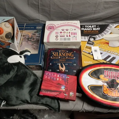 LOT OF ASSORTED TOYS AND GAMES TO INCLUDE TOILET PIANO MAT, SILKSONG ADVENT CALENDAR AND BOULDER BLOCK