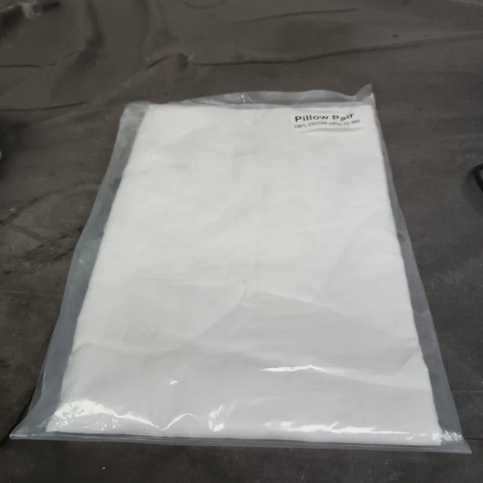 BOX OF APPROXIMATELY 15 ASSORTED HOUSEHOLD ITEMS INCLUDING AIRFIT MASK , PAIR OF COTTON PILLOW CASES AND FLOWER MARKET POSTER 