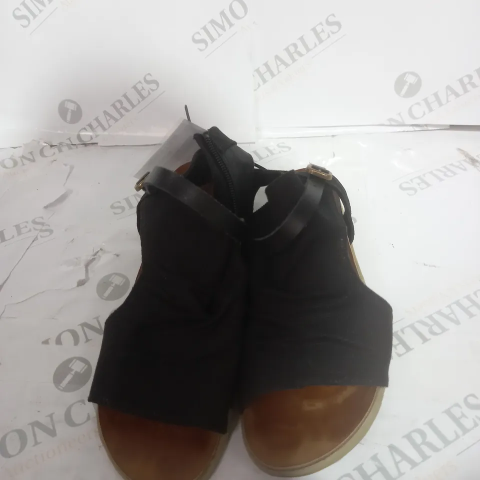 BLOWFISH MALIBU BURNSIDE FLAT SANDAL SIZE 4