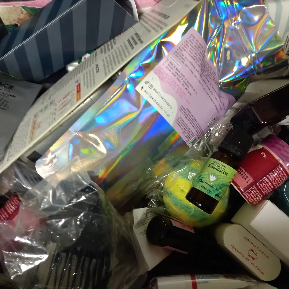LOT OF APPROX 15 ASSORTED BEAUTY ITEMS TO INCLUDE VEET HAIR REMOVAL CREAM, UP CIRCLE PAMPER KIT, CHAMPNEYS FACE MASK COLLECTION, ETC