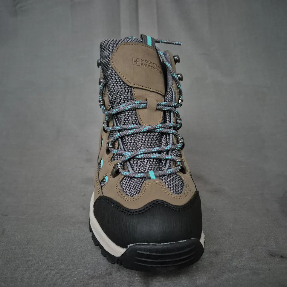 BOXED PAIR OF MOUNTAIN WAREHOUSE ADVENTURER WOMEN'S WATERPROOF WALKING BOOTS IN KHAKI UK SIZE 4.5