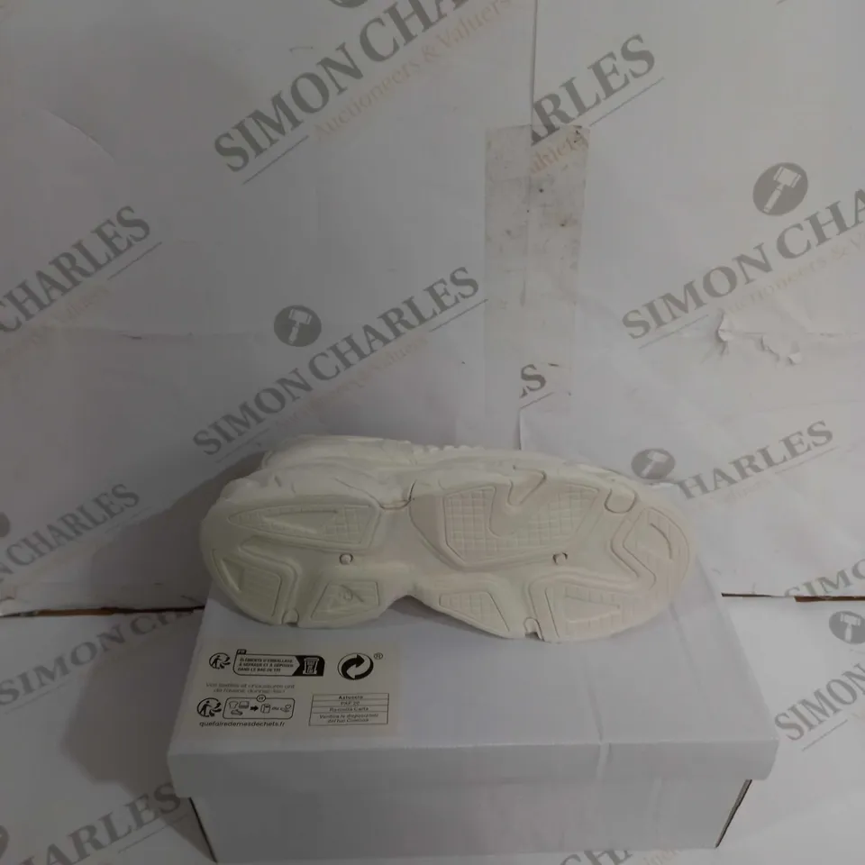 BOXED PAIR OF DESIGNER OFF WHITE TRAINER SIZE 35
