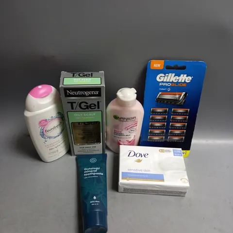 BOX OF APPROXIMATELY 20 COSMETIC ITEMS TO INCLUDE - DOVE SOAP - GILLETTE BLADES - FEM FRESH FEMININE WASH - ETC