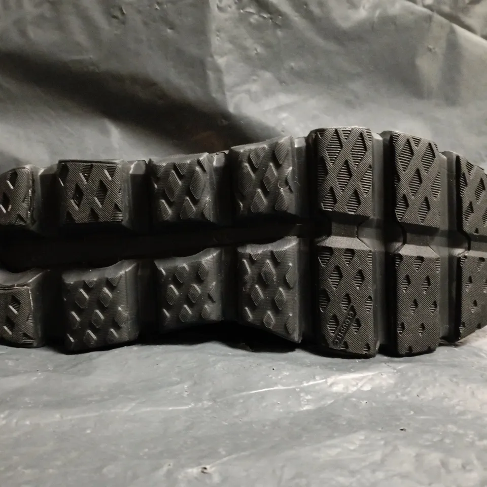 PAIR OF ON CLOUDSWIFT TRAINERS IN BLACK SIZE UK 9