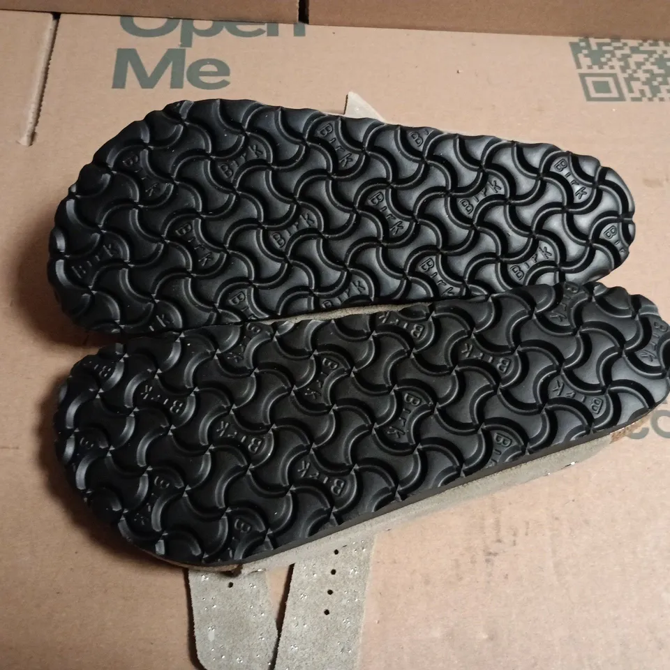 BIRKENSTOCK ARIZONA RIVET BORDER TAUPE SANDALS – UK 5 