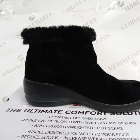 BOXED SKECHERS ARCH FIT RISE CHUGGA WEDGE BOOTS, BLACK - SIZE 5