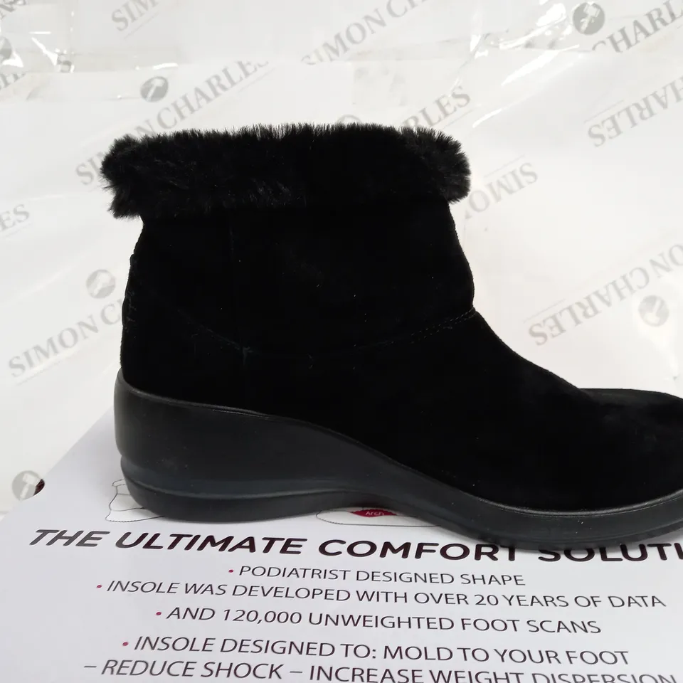 BOXED SKECHERS ARCH FIT RISE CHUGGA WEDGE BOOTS, BLACK - SIZE 5