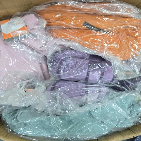 APPROXIMATELY 10 ASSORTED CLOTHING ITEMS IN VARIOUS SIZES, STYLES & COLOURS TO INCLUDE BRANDS SUCH AS REGATTA, ANAMOR, LEATHER COLLECTION, ETC - COLLECTION ONLY