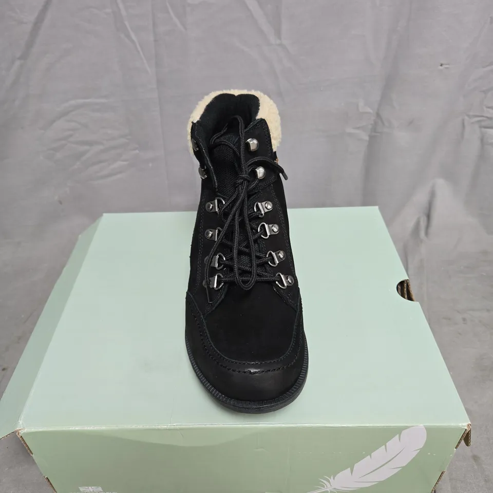 FREE SPIRIT BLACK SUEDE ANKLE BOOTS WITH FAUX SHEARLING TRIM – BOXED SIZE 6