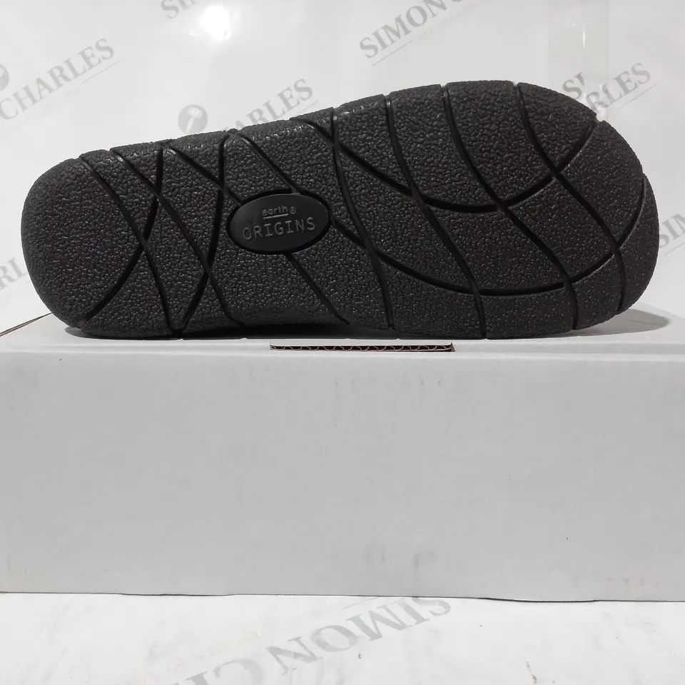 BOXED PAIR OF EARTH ORIGINS EMMALYN BOOTIES IN GREY UK SIZE 5