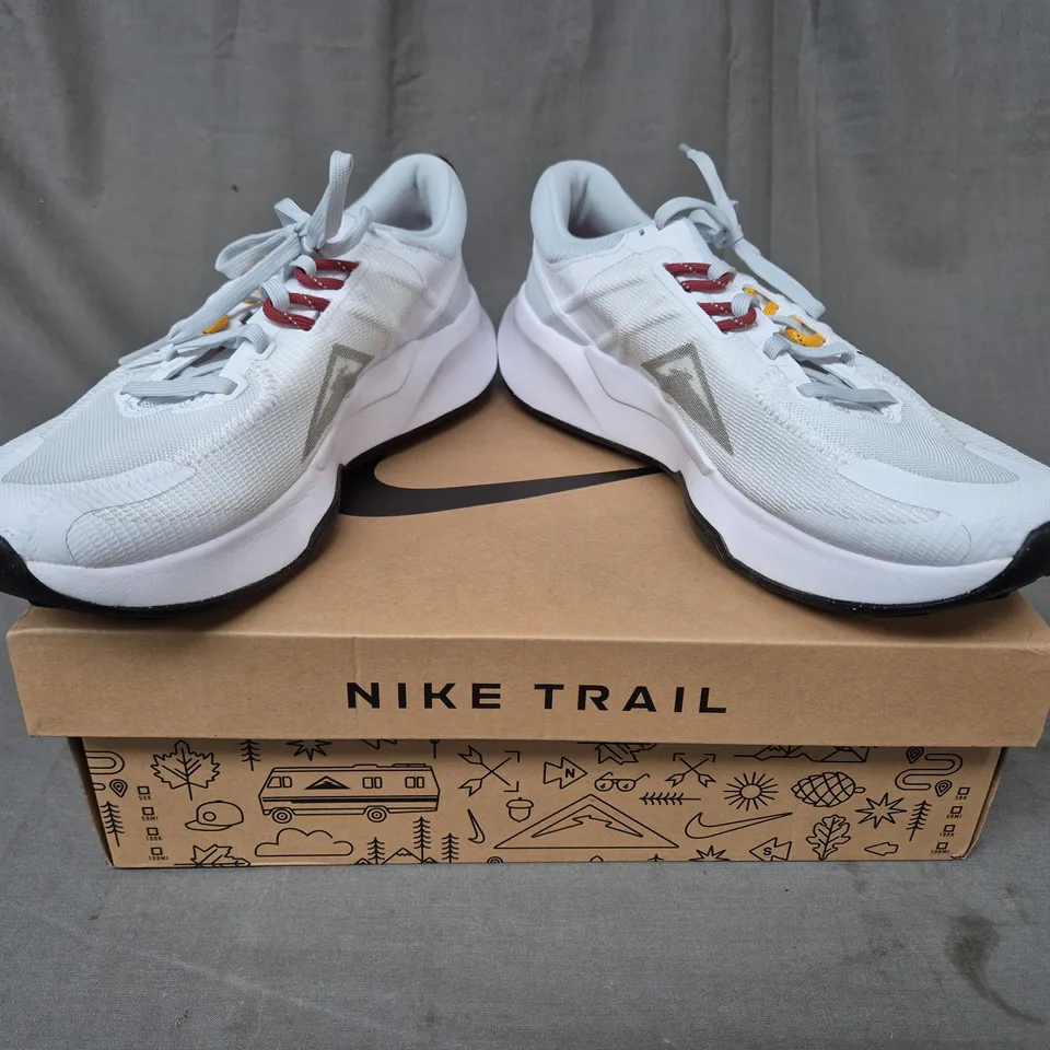 BOXED PAIR OF NIKE JUNIPER TRAIL 2 SHOES IN WHITE/MULTICOLOUR UK SIZE 9