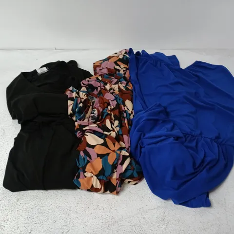 APPROXIMATELY 12 ASSORTED CLOTHING ITEMS IN VARIOUS SIZES, STYLES & COLOURS TO INCLUDE BRANDS SUCH AS KIM&CO, ETC - COLLECTION ONLY
