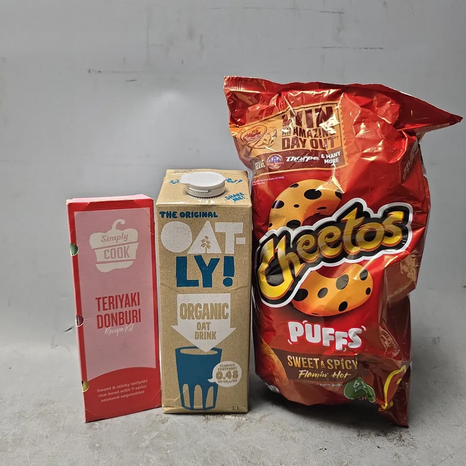 APPROXIMATELY 7 ASSORTED FOOD & DRINK ITEMS TO INCLUDE - CHEETOS PUFFS , OATLY ORANGIC , SIMPLY COOK TERIYAKI DONBURI ETC