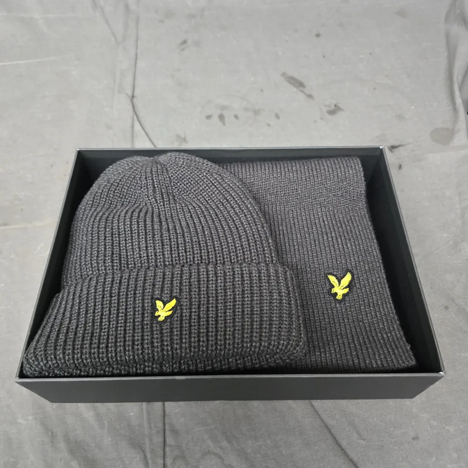 LYLE AND SCOTT RIBBED BEANIE & SCARF SET – MID GREY MARL, GF2100A, SIZE SMS1