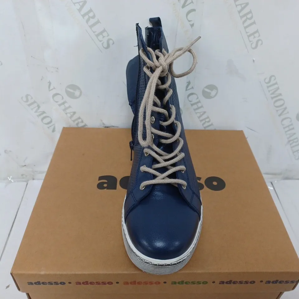 BOXED PAIR OF ADESSO BOOTS IN NAVY BLUE SIZE 7