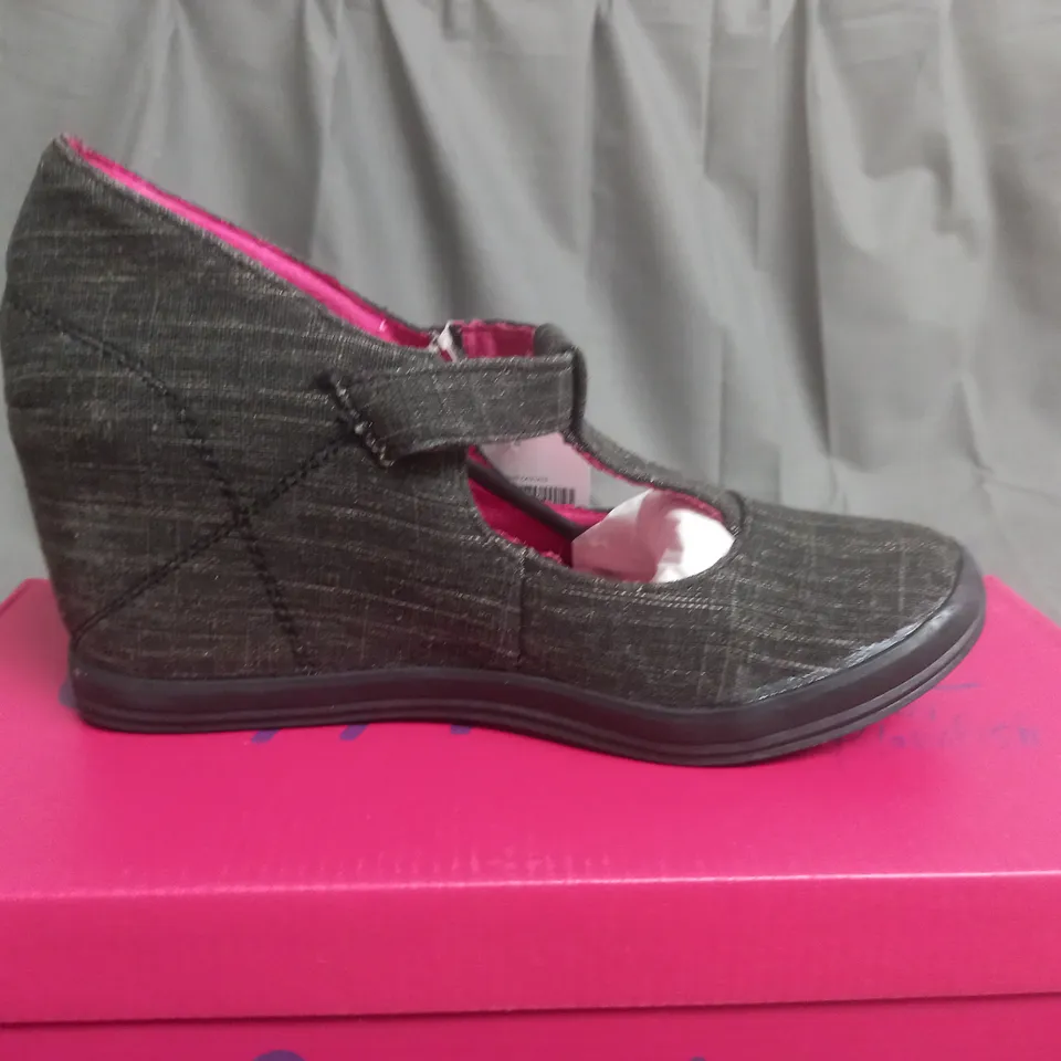 BOX OF APPROXIMATELY 10 BLACK  GUPPY LOVE BY BLOWFISH SHOES IN VARIOUS SIZES 