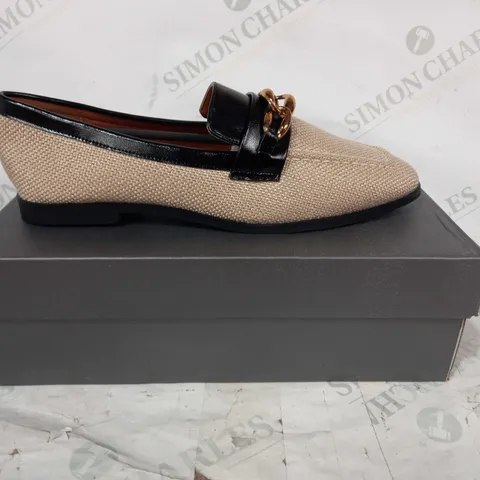 BOXED PAIR OF DESIGNER SLIP ON SHOES IN BEIGE W. ROSE GOLD EFFECT CHAIN EU SIZE 40