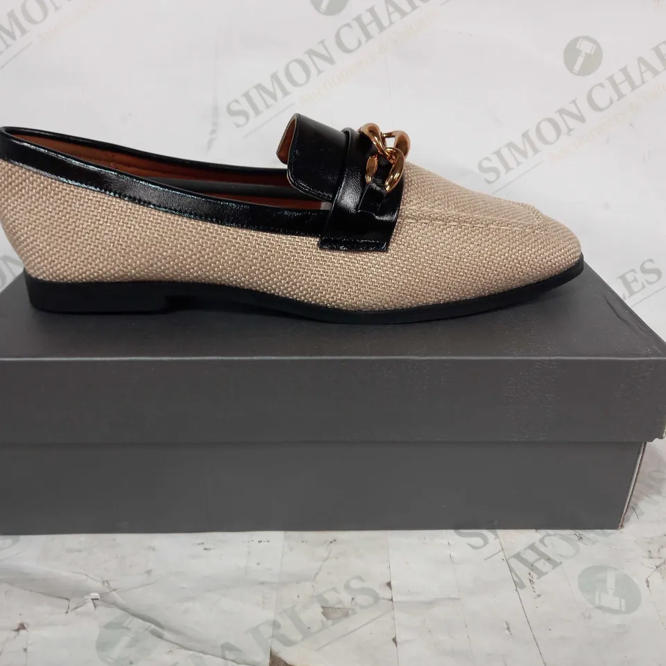 BOXED PAIR OF DESIGNER SLIP ON SHOES IN BEIGE W. ROSE GOLD EFFECT CHAIN EU SIZE 40