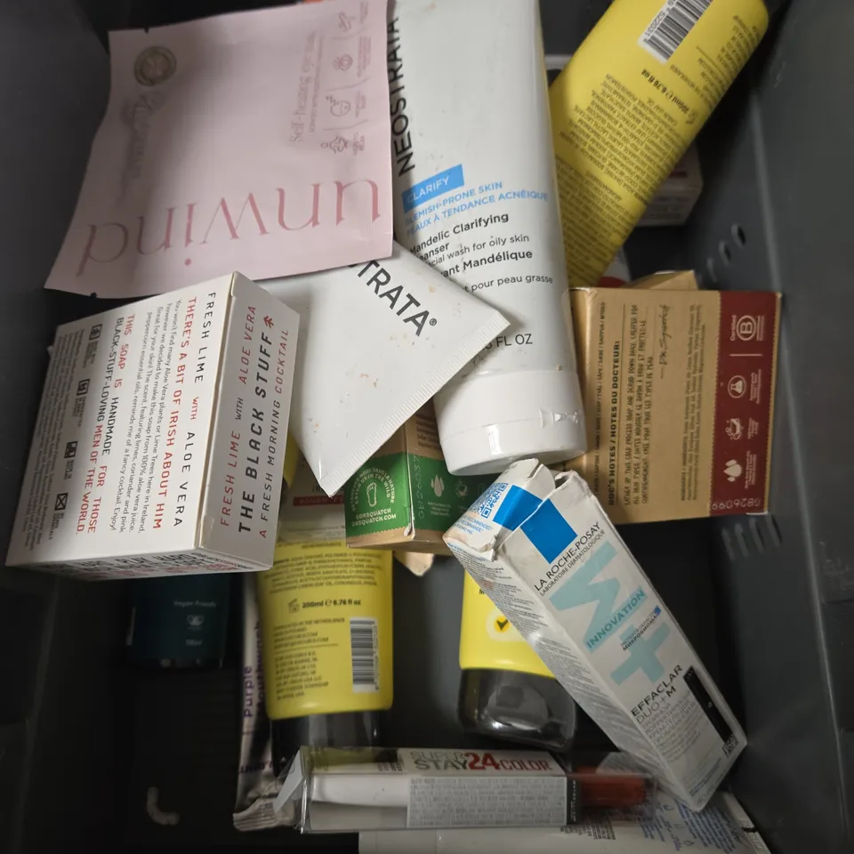 APPROXIMATELY 15 ASSORTED HEALTH & BEAUTY PRODUCTS TO INCLUDE DEODORANT BALM, DR SQUATCH, TALLOW BALM ETC 