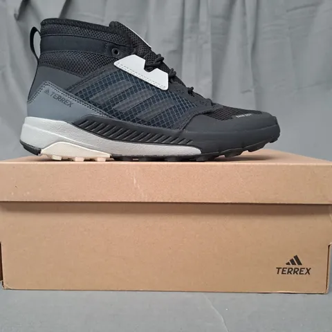 BOXED PAIR OF ADIDAS TERREX TRAILMAKER SHOES IN BLACK/GREY UK SIZE 4.5