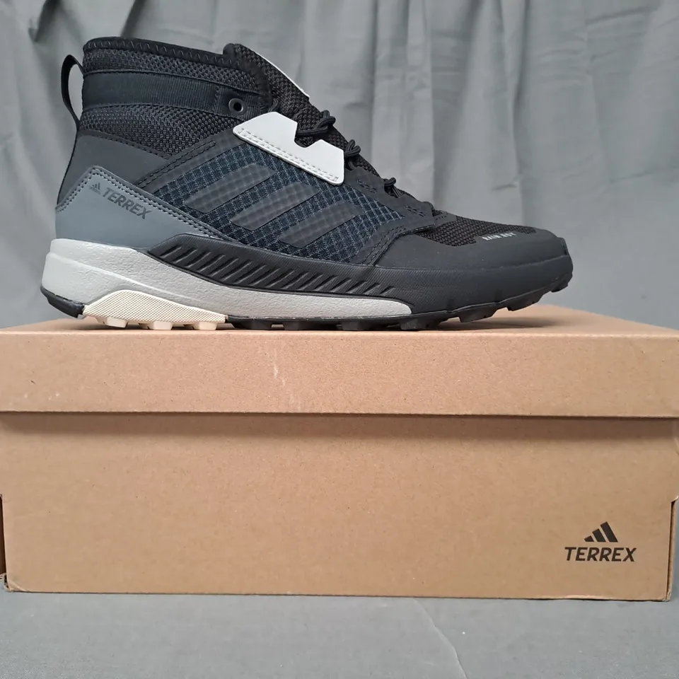 BOXED PAIR OF ADIDAS TERREX TRAILMAKER SHOES IN BLACK/GREY UK SIZE 4.5