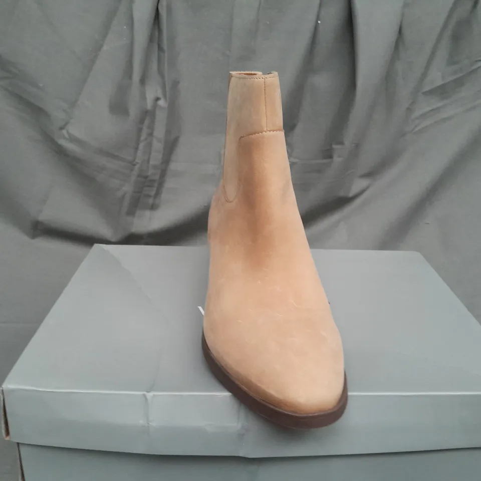 BOXED PAIR OF VIONIC SHANTELLE ANKLE BOOTS IN WHEAT SIZE 4.5