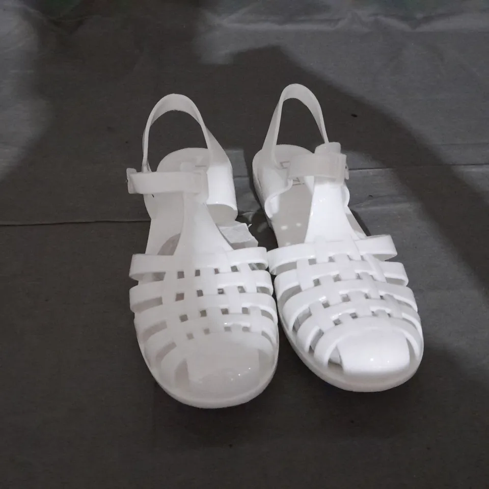 APPROXIMATELY 10 PAIRS OF LINZI FLAT JELLY SANDALS IN VARIOUS SIZES TO INCLUDE SIZE 5