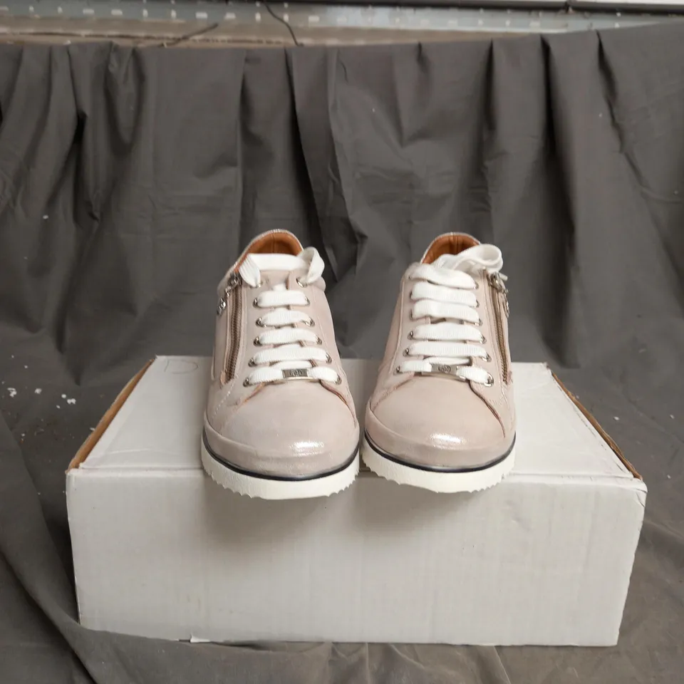 BOXED MODA IN PELLE ARIELA TRAINER SIZE 7 
