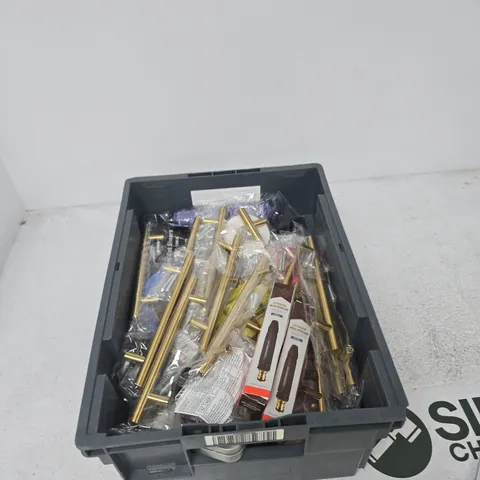 TOTE OF APPROXIMATELY 14 ASSORTED ITEMS TO INCLUDE: HOUSEHOLD SCRAPER