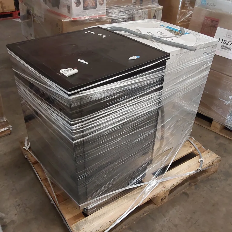 PALLET OF TWO ASSORTED RAW RETUN WHITE GOODS TO INCLUDE; CANDY FREESTANDING FULL SIZE DISHWASHER WHITE AND HISENSE FREESTANDING STANDARD DISHWASHER