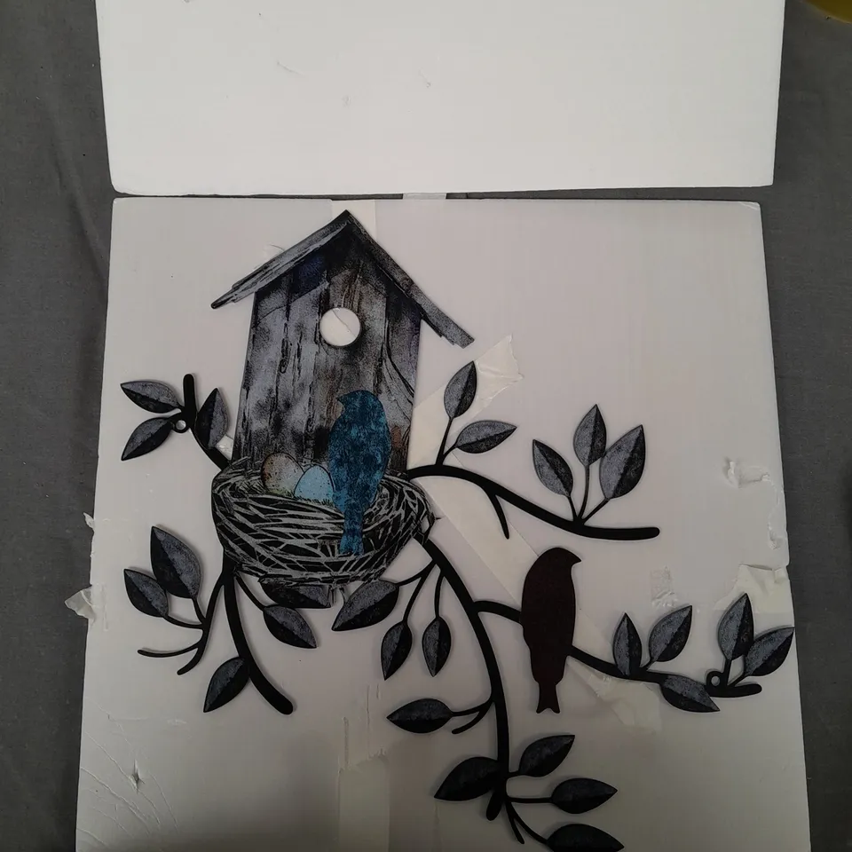 APPROXIMATELY 30 DECORATIVE METAL WALL HANGINGS UNBRANDED 