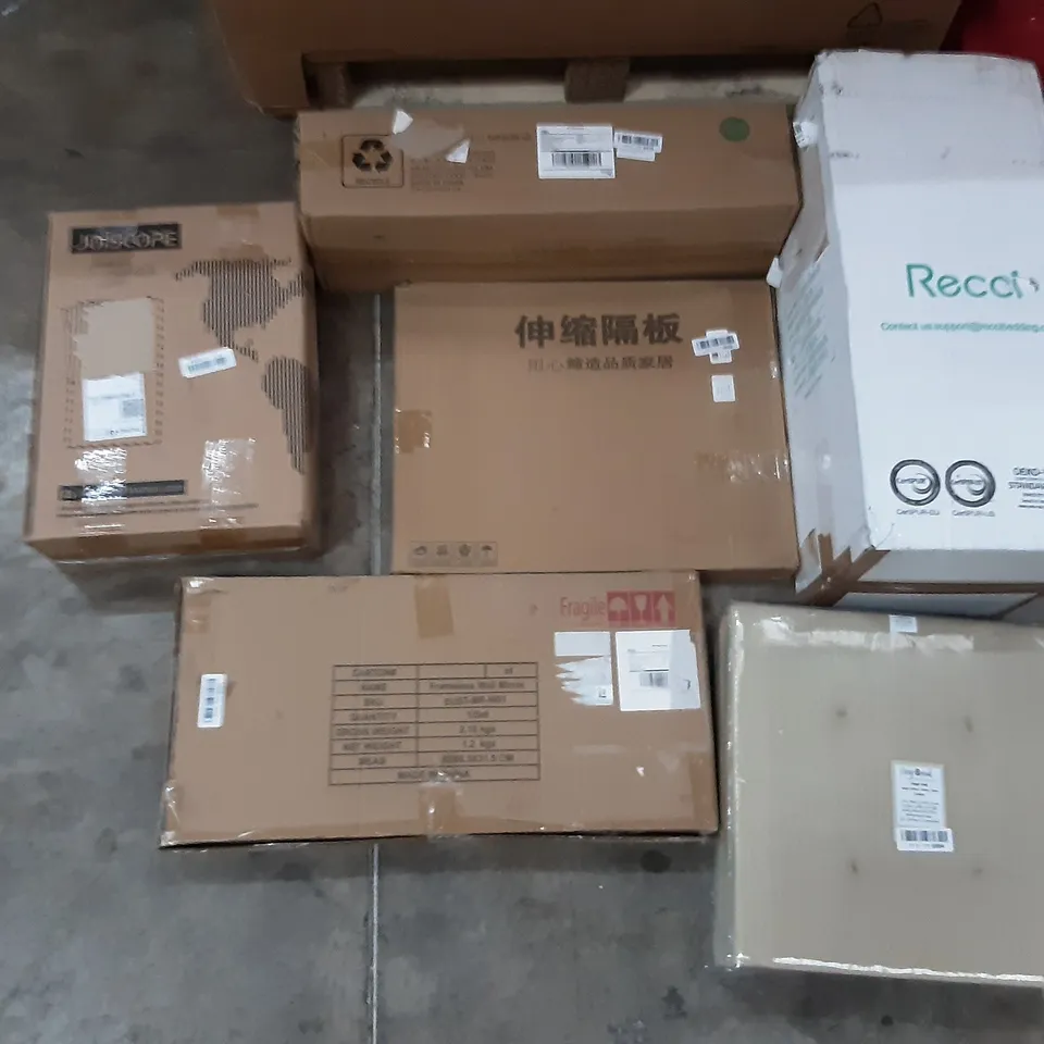 PALLET OF ASSORTED PRODUCTS INCLUDING JOISCAPE, RECCI BEDDING, TINY BREAK CHAIR PAD, FRAMELESS WALL MIRROR, GREEN CHRISTMAS TREE , THE SLAYWAY LUGGAGE 