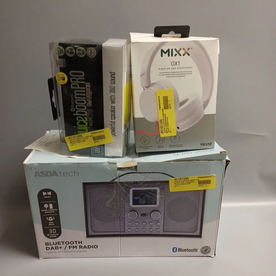 APPROXIMATELY 20 ASSORTED TECH PRODUCTS TO INCLUDE WIRED HEADPHONES, JUICE BOOM BLUETOOTH SPEAKER, DAB+ RADIO