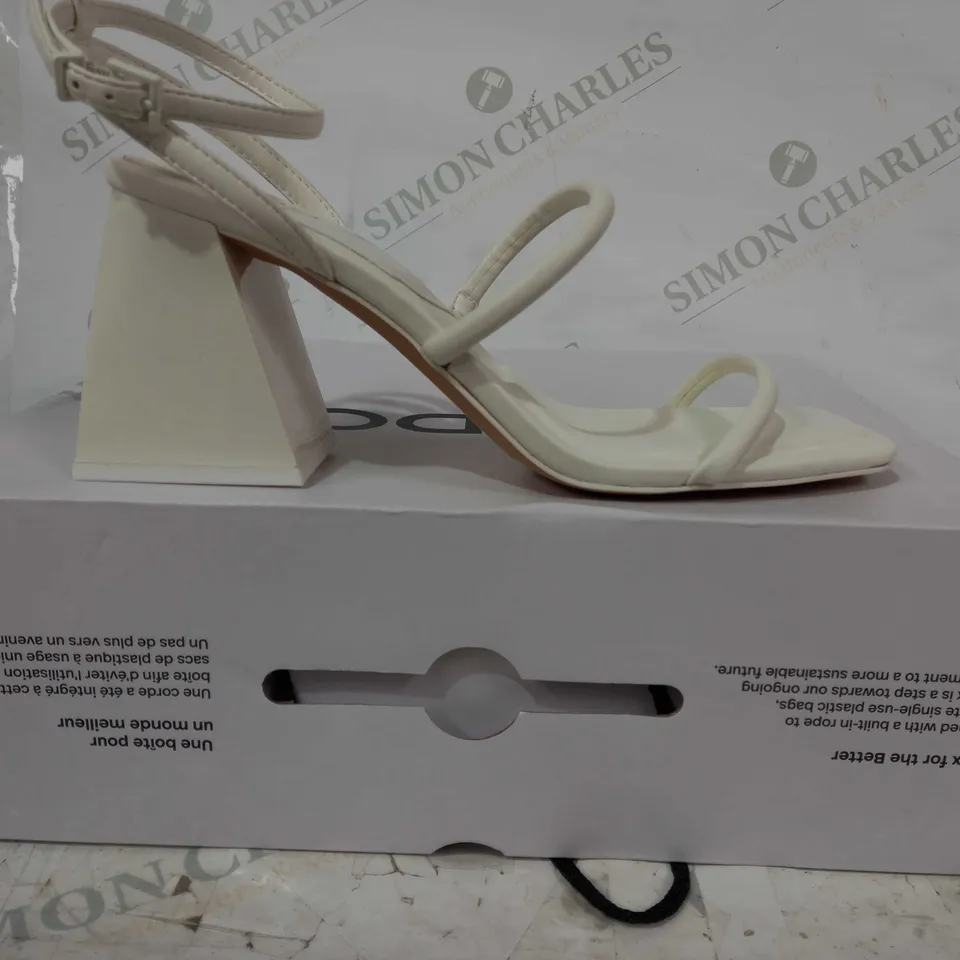 BOXED PAIR OF ALDO STRAPPY OPN TOE BLOCK HEEL SANDALS IN WHITE UK SIZE 7