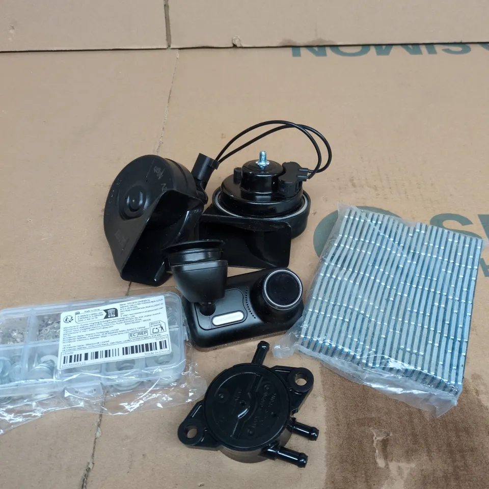 APPROXIMATELY 10 ASSORTED VEHICLE PARTS/ACCESSORIES TO INCLUDE WHEEL BEARING WEIGHTS, DASH CAM, ANTENNA UNIT ETC
