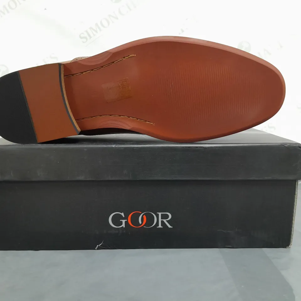 BOXED PAIR OF GOOR LACE UP SHOES IN BROWN SIZE 9