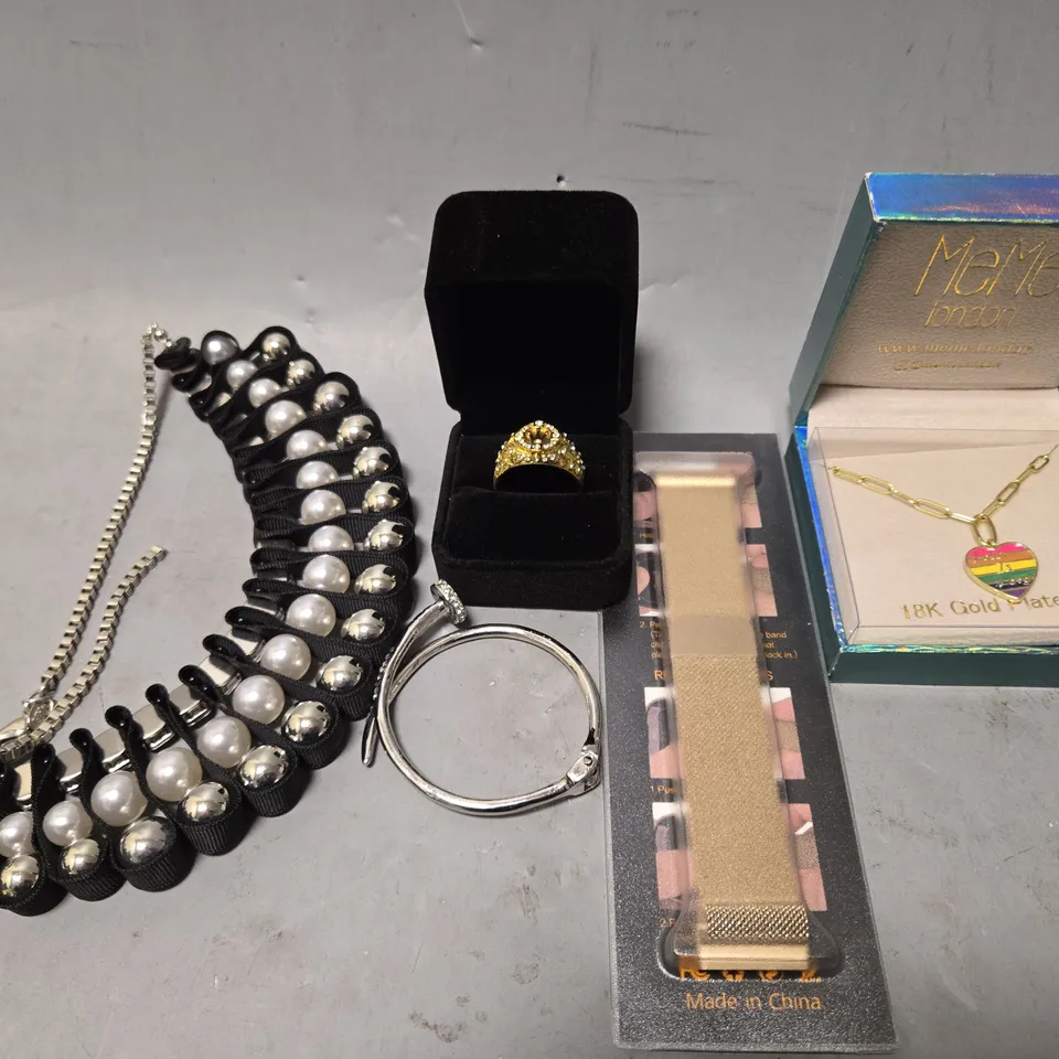 APPROXIMATELY 15 ASSORTED JEWELLERY ITEMS TO INCLUDE - NECKLACE , RING , WATCH STRAP ETC